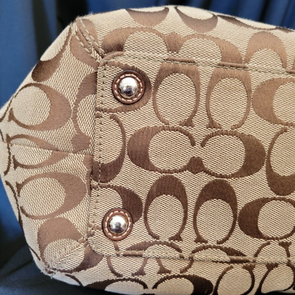COACH Signature Pleated Shoulder tote in Brown/Beige. Perfect classic fall bag! - Picture 16 of 16